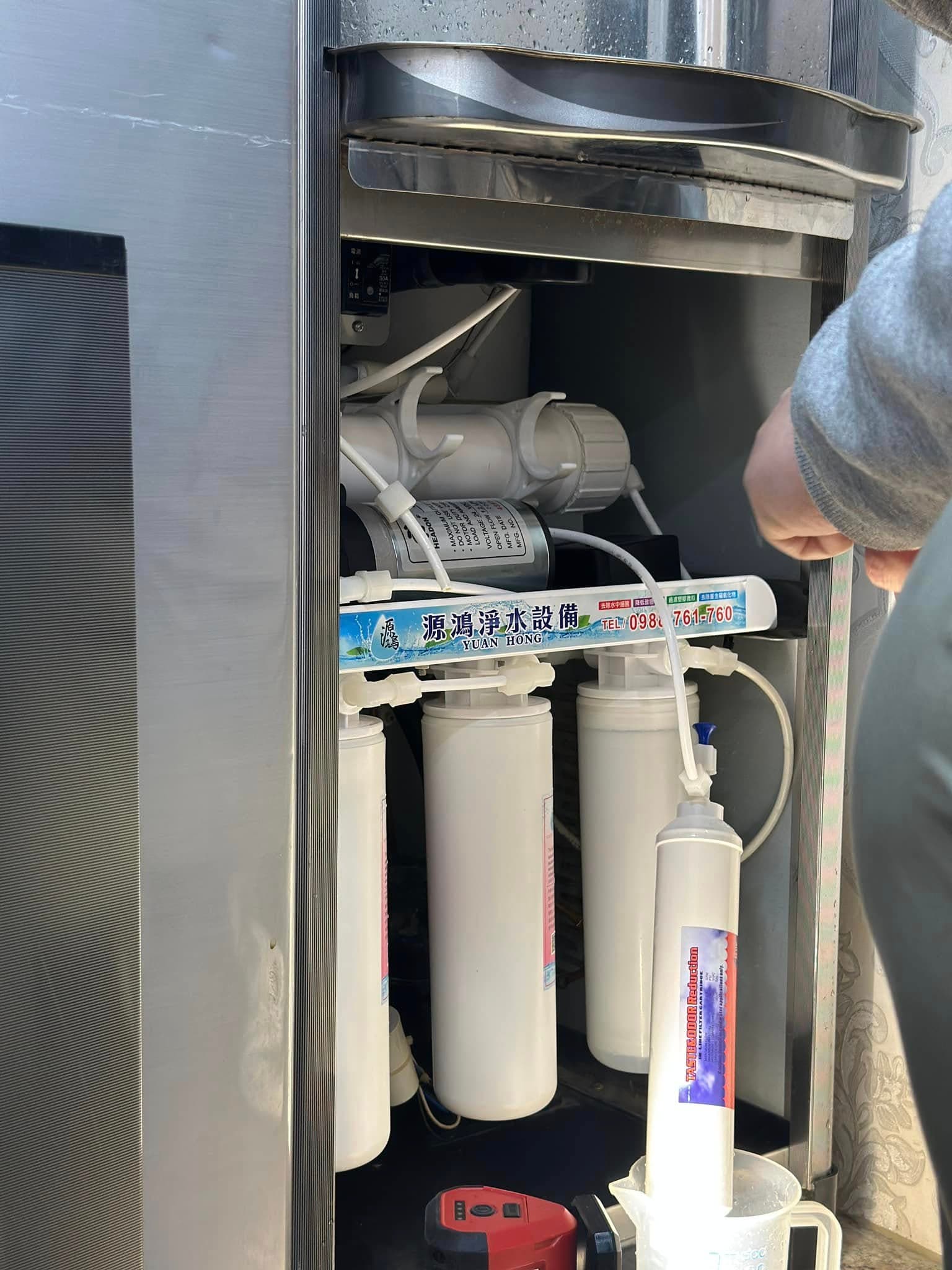源鴻飲水設備內部濾芯與保養現場